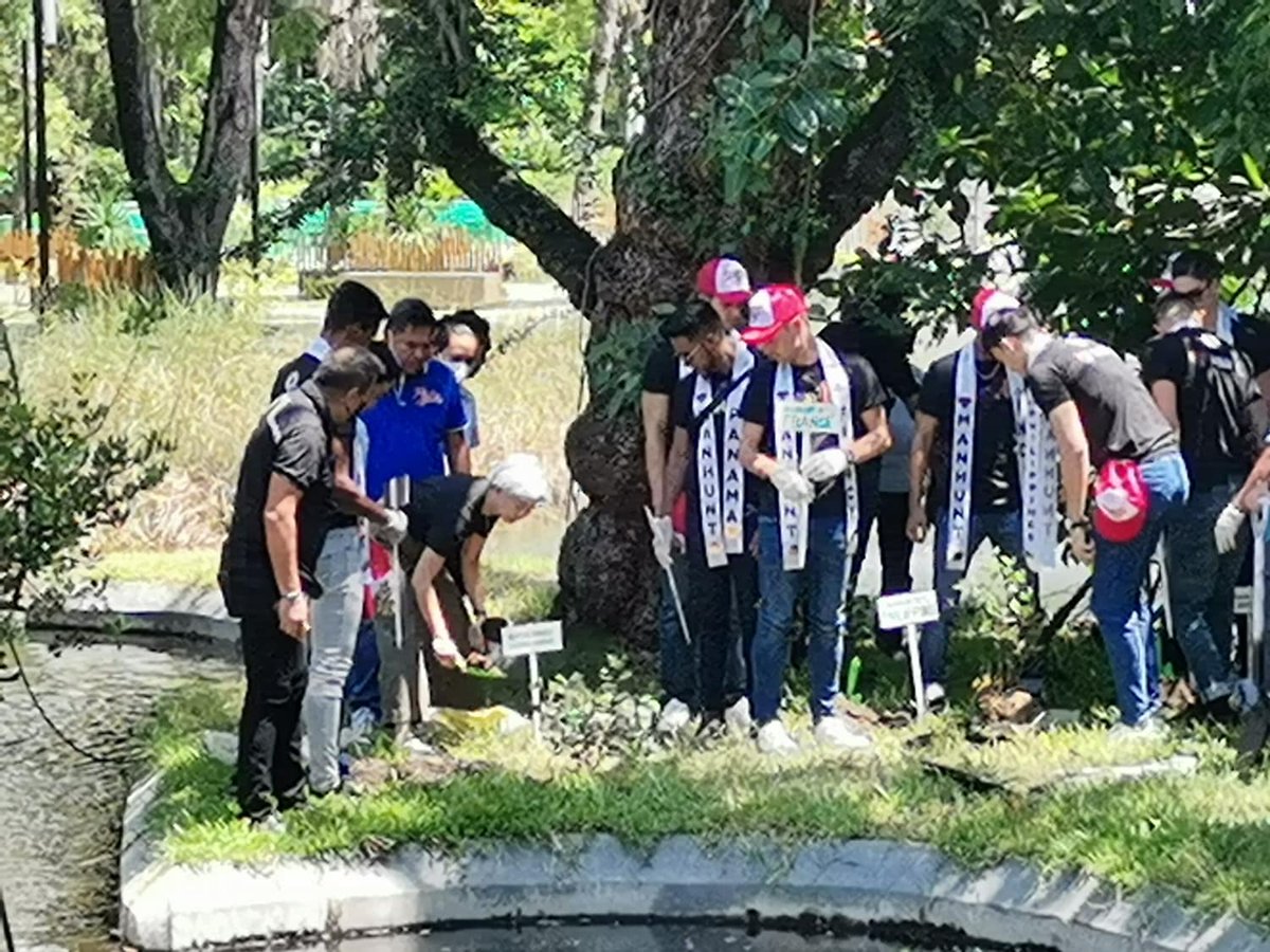 smninews's tweet photo. NILAD FOR MAYNILA

TINGNAN: Manila Mayor Honey Lacuna-Pangan nanguna sa pagtatanim ng 'nilad' bilang bahagi ng Ceremonial Tree Planting Activity ng LGU ngayong araw sa Manila Zoo. 

Ang 'nilad' ay isang uri ng mangrove specie. 

via @margotgonzales_ 

1/2 https://t.co/yHXGtiTU6g