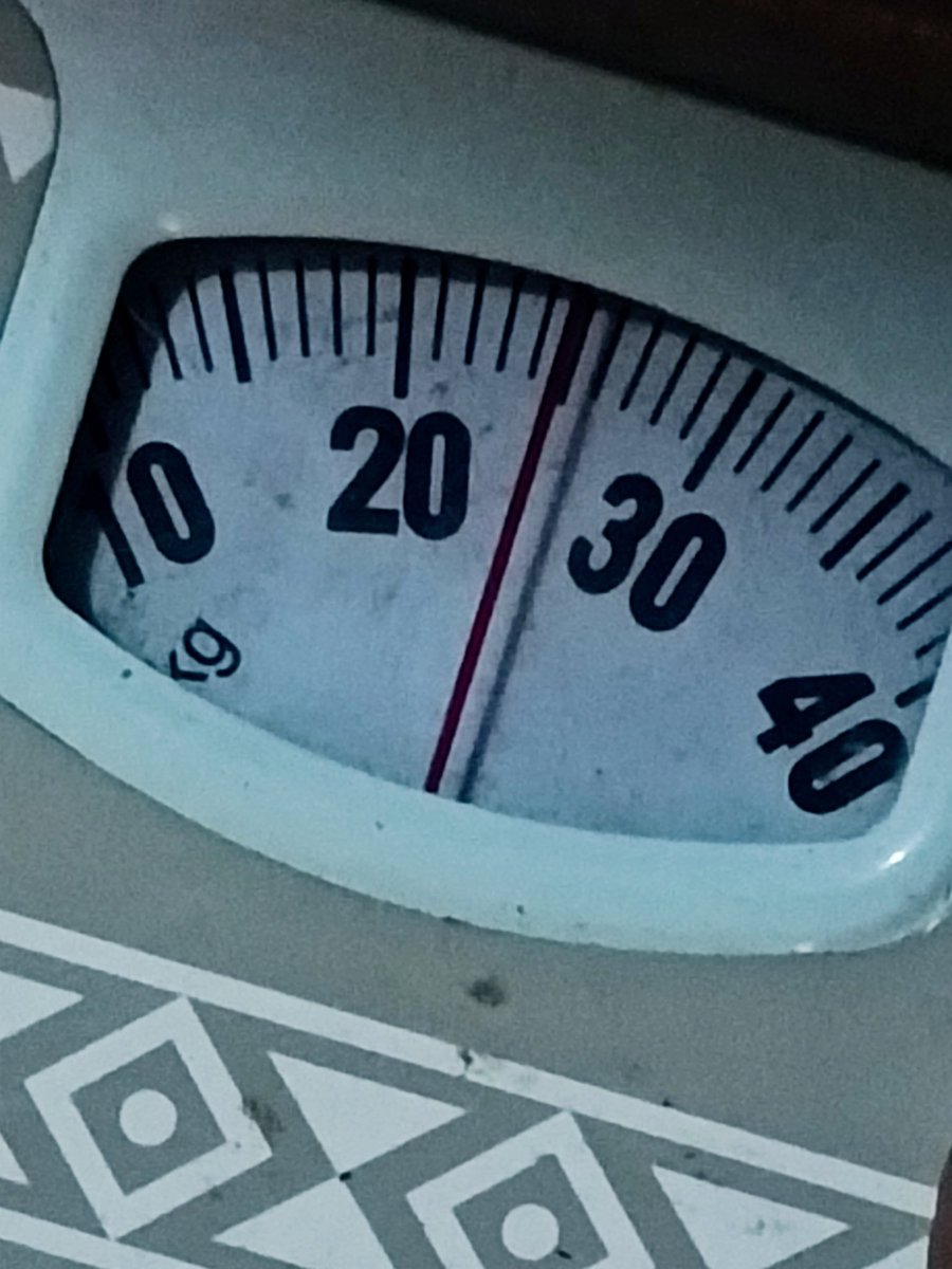 skinnythinz's tweet photo. it's been a long time since i weighed myself since my parents hid my weighing scale, found it today and weighed myself. . . it's scaring me. https://t.co/OWJvbDc4jQ