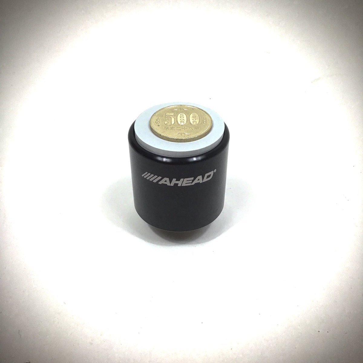 shima_kashihara's tweet photo. 【入荷情報】
AHEAD  AHWCP

打面はスティックの自然な跳ね返りを実現するゴム製。スティック捌きの正確さ、パワー、スピードを習得したい方におすすめです。
500円玉を乗せるとその小口径が分かりやすいっ！
店頭展示ございます♪是非試打してください！
ドラムアドバイザー:浦南 https://t.co/oamN7KAUjy