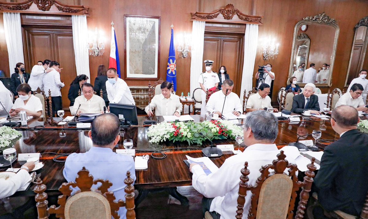 smninews's tweet photo. TINGNAN: Pang. Marcos, pinangunahan ang ika-9 na cabinet meeting sa Palasyo ng Malakanyang ngayong Martes, Setyembre 27.

Katabi ni PBBM ang bagong itinalagang Executive Secretary na si ES Lucas Bersamin.

via @cresjaycat 

📸 Office of the President https://t.co/mjPKOY05Gr