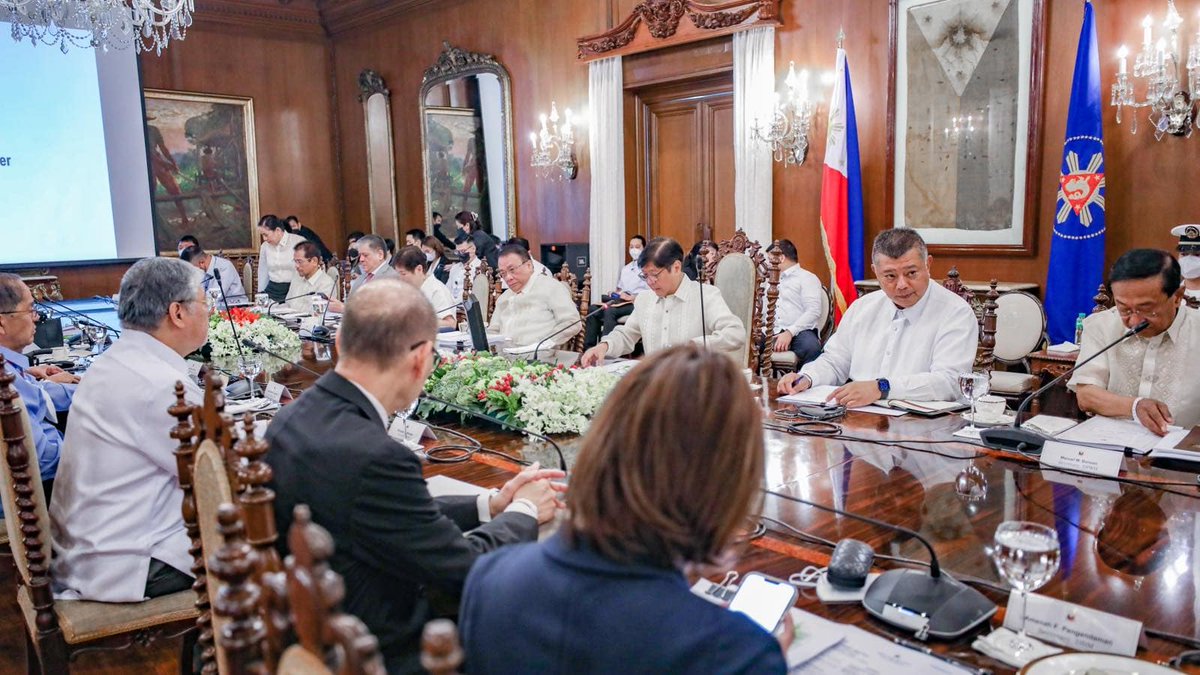 smninews's tweet photo. TINGNAN: Pang. Marcos, pinangunahan ang ika-9 na cabinet meeting sa Palasyo ng Malakanyang ngayong Martes, Setyembre 27.

Katabi ni PBBM ang bagong itinalagang Executive Secretary na si ES Lucas Bersamin.

via @cresjaycat 

📸 Office of the President https://t.co/mjPKOY05Gr