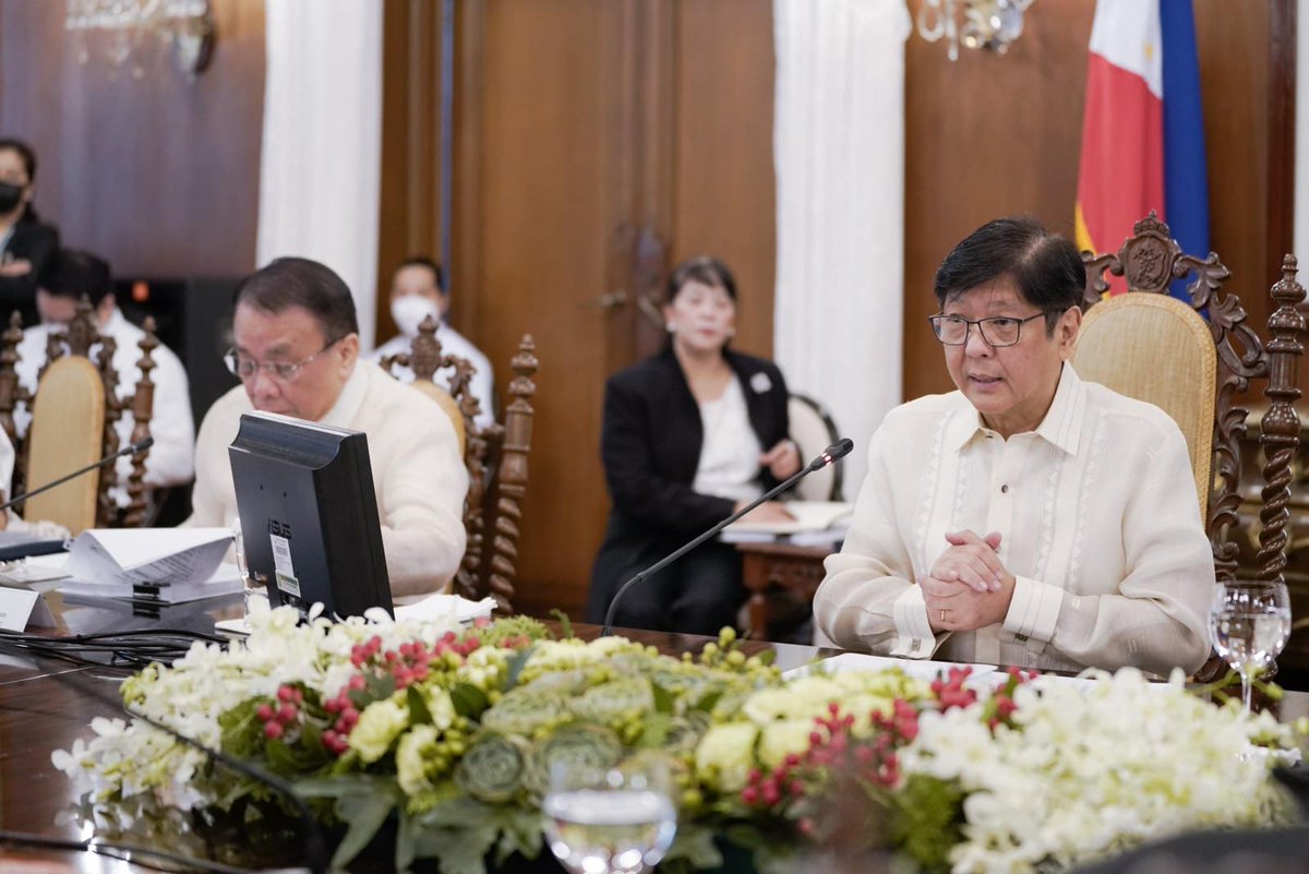 smninews's tweet photo. TINGNAN: Pang. Marcos, pinangunahan ang ika-9 na cabinet meeting sa Palasyo ng Malakanyang ngayong Martes, Setyembre 27.

Katabi ni PBBM ang bagong itinalagang Executive Secretary na si ES Lucas Bersamin.

via @cresjaycat 

📸 Office of the President https://t.co/mjPKOY05Gr