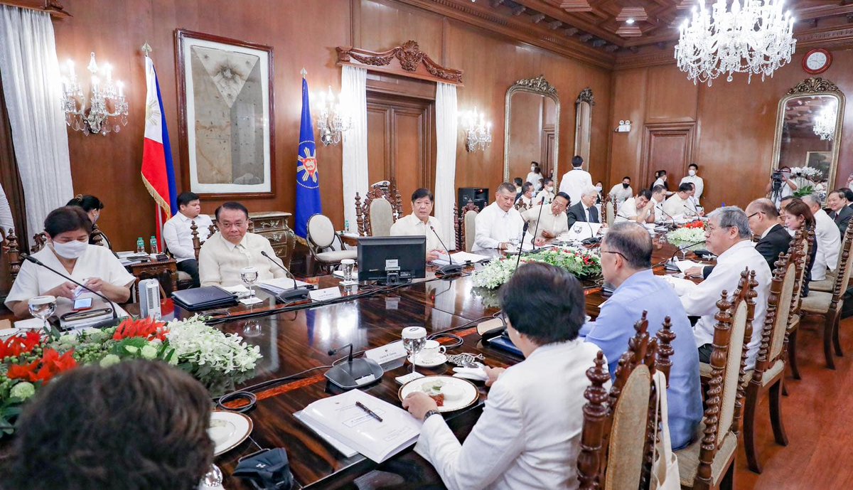 smninews's tweet photo. TINGNAN: Pang. Marcos, pinangunahan ang ika-9 na cabinet meeting sa Palasyo ng Malakanyang ngayong Martes, Setyembre 27.

Katabi ni PBBM ang bagong itinalagang Executive Secretary na si ES Lucas Bersamin.

via @cresjaycat 

📸 Office of the President https://t.co/mjPKOY05Gr
