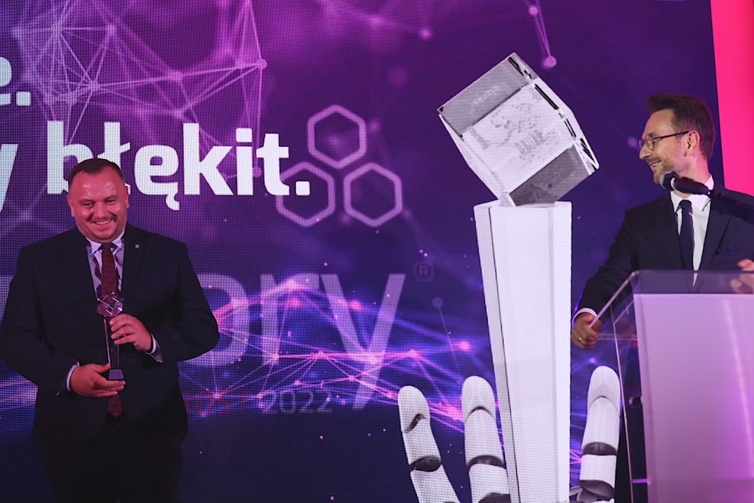 JakubChe's tweet photo. Nasze działania przynoszą efekty i są doceniane💪Odebrałem statuetkę #Innowator @TygodnikWPROST za projekt #Śląskie #PrzywracamyBłękit Ekologia, troska o czyste powietrze to filary obecnej kadencji Zarządu i Sejmiku. Dziękuję radnym za współdziałanie @RegioPoland ⁦@NFOSiGW⁩ https://t.co/iPQtRvkek1