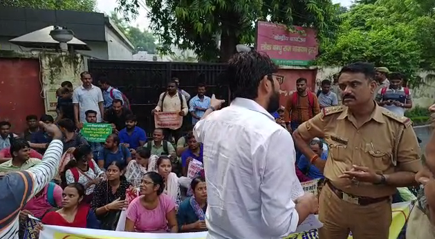 लखनऊ

➡69000 सहायक शिक्षक भर्ती का मामला

➡शिक्षामंत्री आवास के पास अभ्यर्थियों का प्रदर्शन

➡शिक्षा मंत्री का आवास घेरने जा रहे थे अभ्यर्थी

➡घेराव करने जा रहे अभ्यर्थियों को पुलिस ने रोका

➡6800 चयनित अभ्यर्थियों की नियुक्ति की मांग

#Lucknow