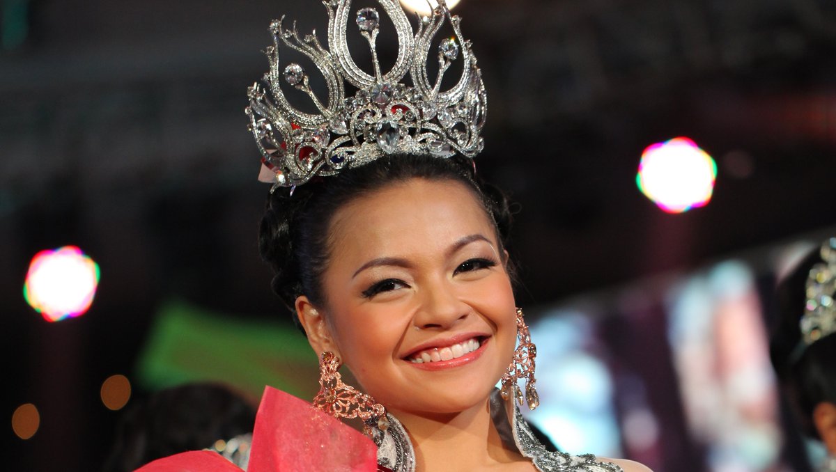 A5_Accessories's tweet photo. Happy #WorldTourismDay to all! We celebrate this day dedicated by the UN so that #tourism may strive to embody economic growth, inclusive development, and environmental sustainability.

@ReinitaArlin, Miss Tourism Asia 2012. Crown by @AlstonStephanus Accessories. 👑 https://t.co/R9AFbskt0I