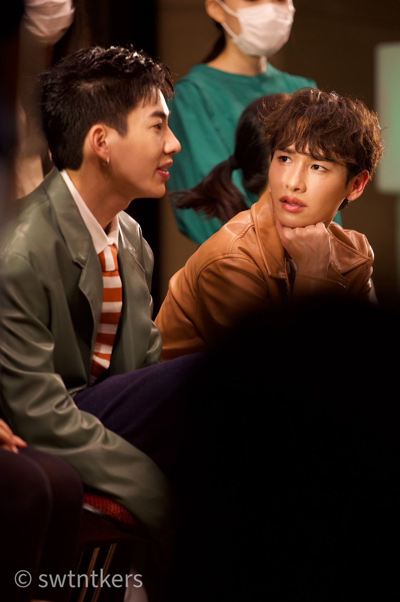 swtntkers's tweet photo. Papiiになんか問いかけた時のGunちゃん☺️
ポージングが絵になるなぁ…

#OffGun #ออฟกัน 
#OffGun1stFMinJP https://t.co/OeL7IJmb3K