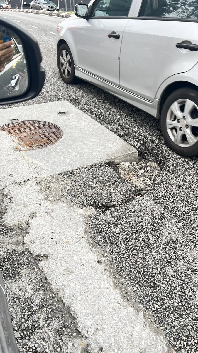 elzalyff's tweet photo. Alhamdulillah dapat menjamu selera Nasi Kandar Kayu Penang sebentar tadi 🤲🏼. Namun lubang di manhole ini amat merbahaya kpd penunggang motorsikal dan kenderaan bertayarkan low profile. Mohon pihak @DBKL2u panjangkan kpd yg berkenaan. @IwkComms #kumbahan #RakanKKR https://t.co/AKDowNTClg