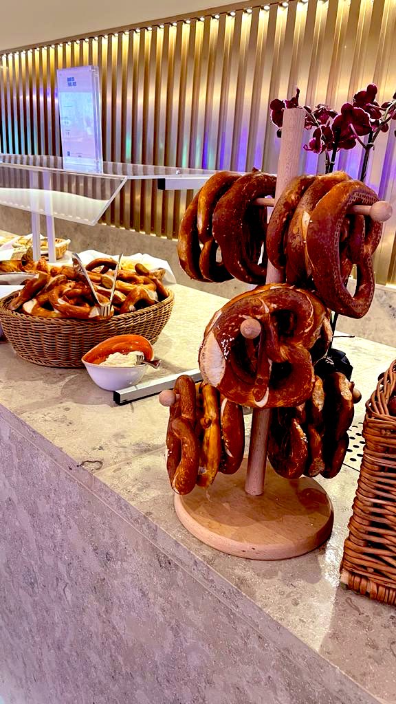 tgarz's tweet photo. Keeping me fueled during #BrandUSATravelWeek #pretzels #Frankfurt https://t.co/yuj0lstjm7