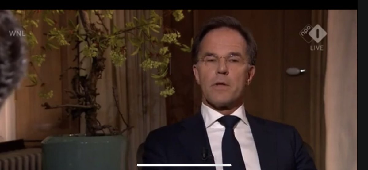 ‘Politiek commentator’ Tex de Wit in de avondshow met Arjen Lubach:
“Misschien had Sven Kockelmann zijn broek naar beneden moeten trekken aan het begin van het interview met Mark Rutte. Had dát de premier uit zijn evenwicht gebracht.”

Beste Tex de Wit, ik denk het niet…