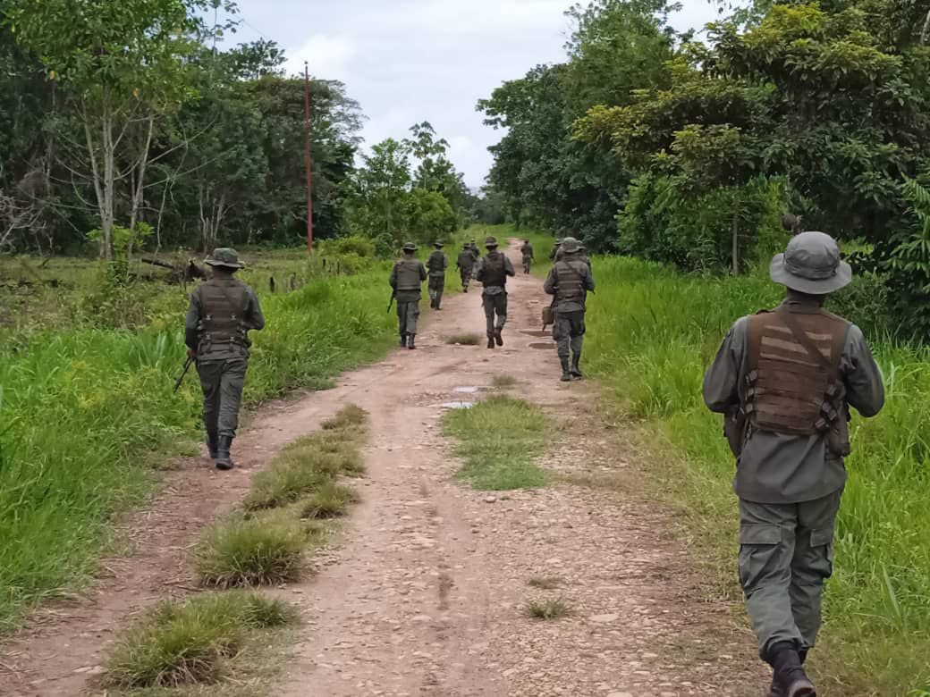 dhernandezlarez's tweet photo. FANB permanece desplegada con sus equipos de zapadores de combate y explosivistas  recogiendo artefactos explosivos improvisados de los caminos y trochas del estado Apure que habían sido sembrados por los grupos TANCOL antes de su extirpación en nuestro eje fronterizo. https://t.co/PPmIjFPvqO