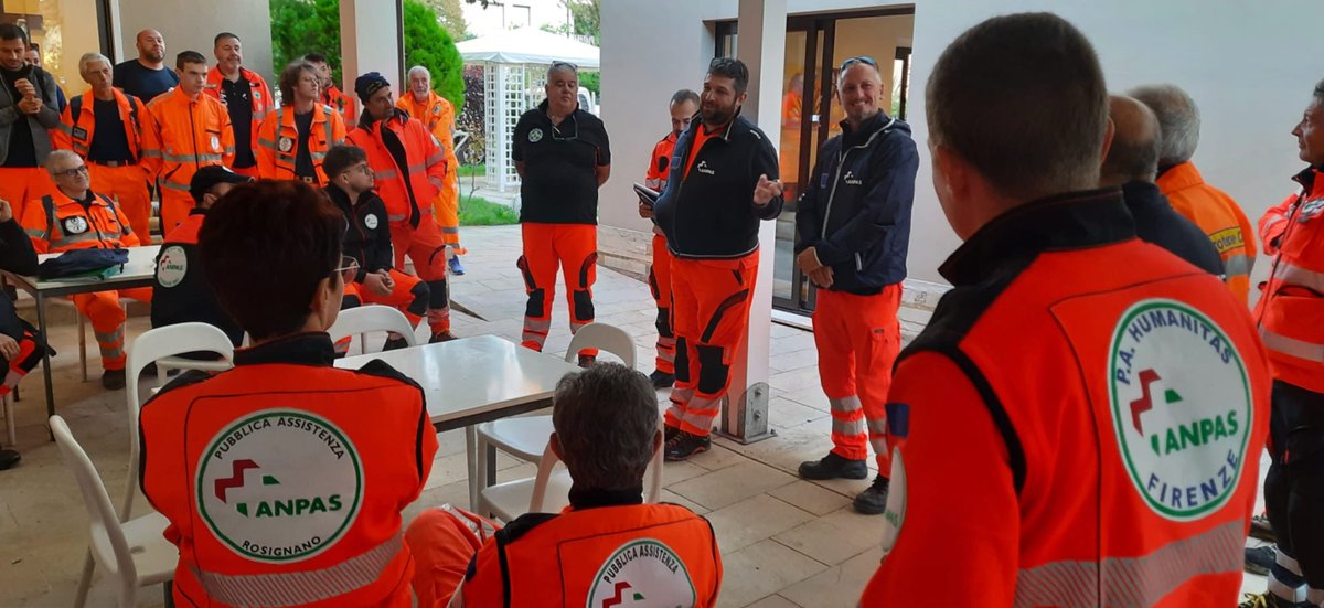 Anpasnazionale's tweet photo. ⛑️Emergenza Marche - Dalla segreteria, al briefing fino all'impegno sul campo.
Un altro giorno di assistenza della colonna mobile di Protezione Civile per 86 volontari e volontarie #Anpas e l'impiego di idrovore, 5 bobcat, 2 autobotti lavaggio strada, 2 moduli idrogeologici https://t.co/5GstMdJKxW