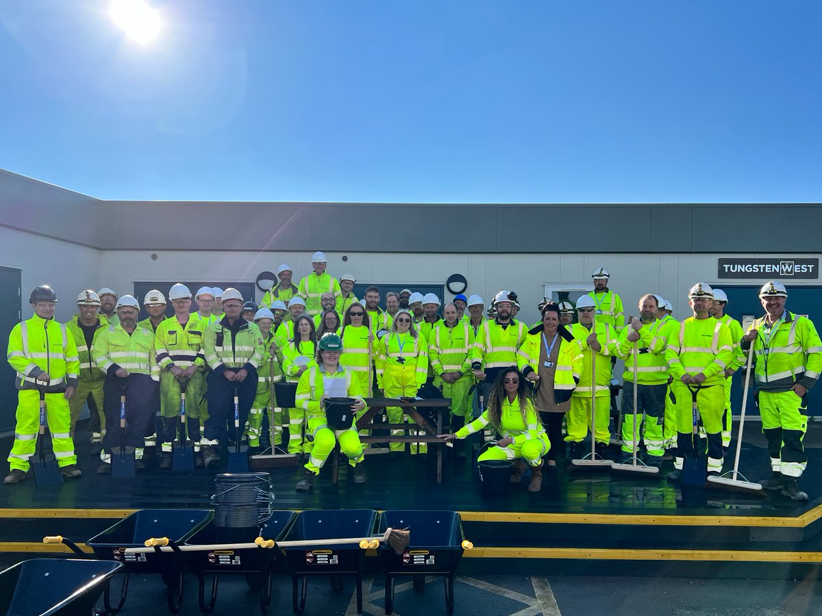 Every member of staff working for #TUN recently swapped their day jobs to don hi-viz in efforts to keep the Hemerdon Mine and its surroundings clean and clear. Read more about the start of an annual tradition honouring Umuganda Day in our latest blog: tungstenwest.com/post/tungsten-…
