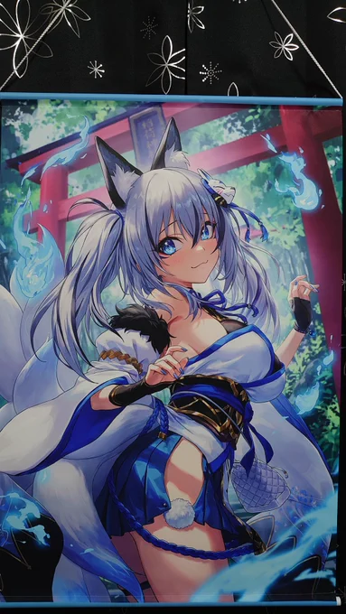 稲荷いろはちゃんのタペストリー届いた!やっぱり青色が綺麗に出ててヤバいσ(≧ω≦*) 