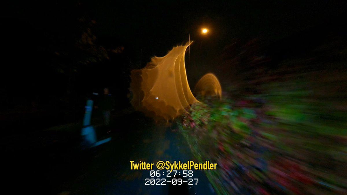 sykkelpendler's tweet photo. I know the muppets who need to see this won't see this. People it is getting dark outside, please use reflector or reflective clothing without it you are NOT visible. https://t.co/KeT6jQlMwv