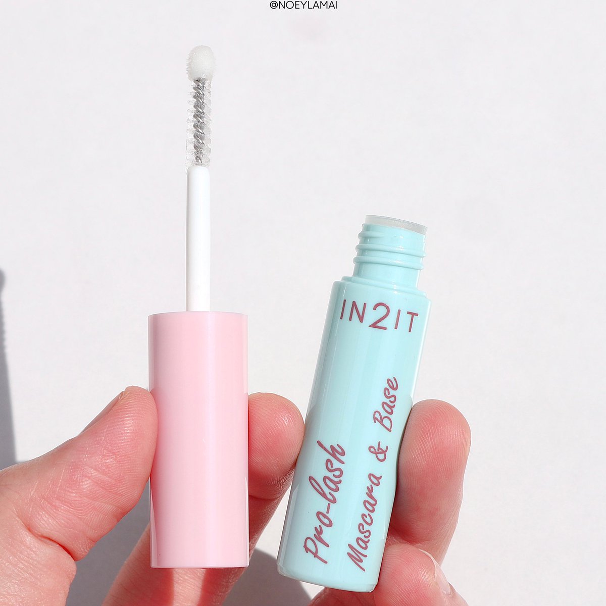 noeylamai's tweet photo. แนะนำมาสคาร่าใสของ IN2IT ใช้ดีมากกก ช่วงนี้กำลังอิน ใช้ปัดเป็นเบสก่อนลงมาสคาร่าสีดำ ปัดแล้วขนคิ้ว+ขนตาเงา เรียงเส้นสวย ตัวนี้เน้นบำรุง ใช้ต่อเนื่อง ทำให้ขนตายาว+แข็งแรงขึ้น ขนคิ้วหนาขึ้นด้วย ปัดไปโรงเรียนได้เลย #IN2ITThailand https://t.co/C7f0IOeZds