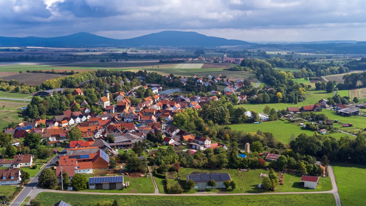 VHochfeld's tweet photo. Landschaft zwischen Mittelgebirgen
#grenzland #milzgrund #gleichberge #bayern #rhön #hassberge #thüringerwald https://t.co/chc2ksg9Yq