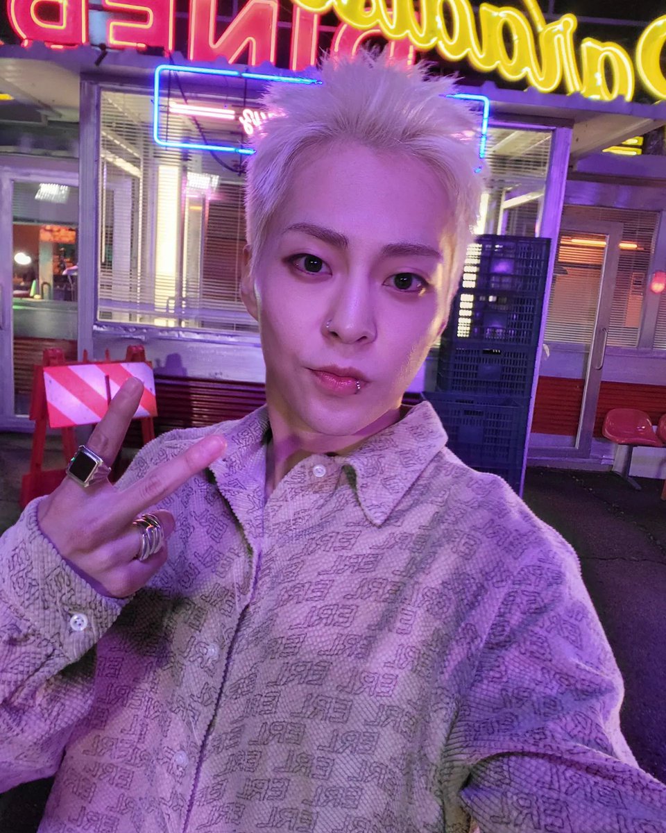 xiumintl's tweet photo. [220926] XIUSTAGRAM UPDATE

[e_xiu_o] 드디어 솔로데뷔를 했습니다!
'Brand NEW' 노래 어때요?
Feedback 부탁드려요🎁

#BrandNEW
#XIUMIN
#EXO

🔗https://t.co/dskghL06rf

#XIUMIN_BrandNew 
#시우민 #XIUMIN #シウミン https://t.co/V7IyjrUWfy