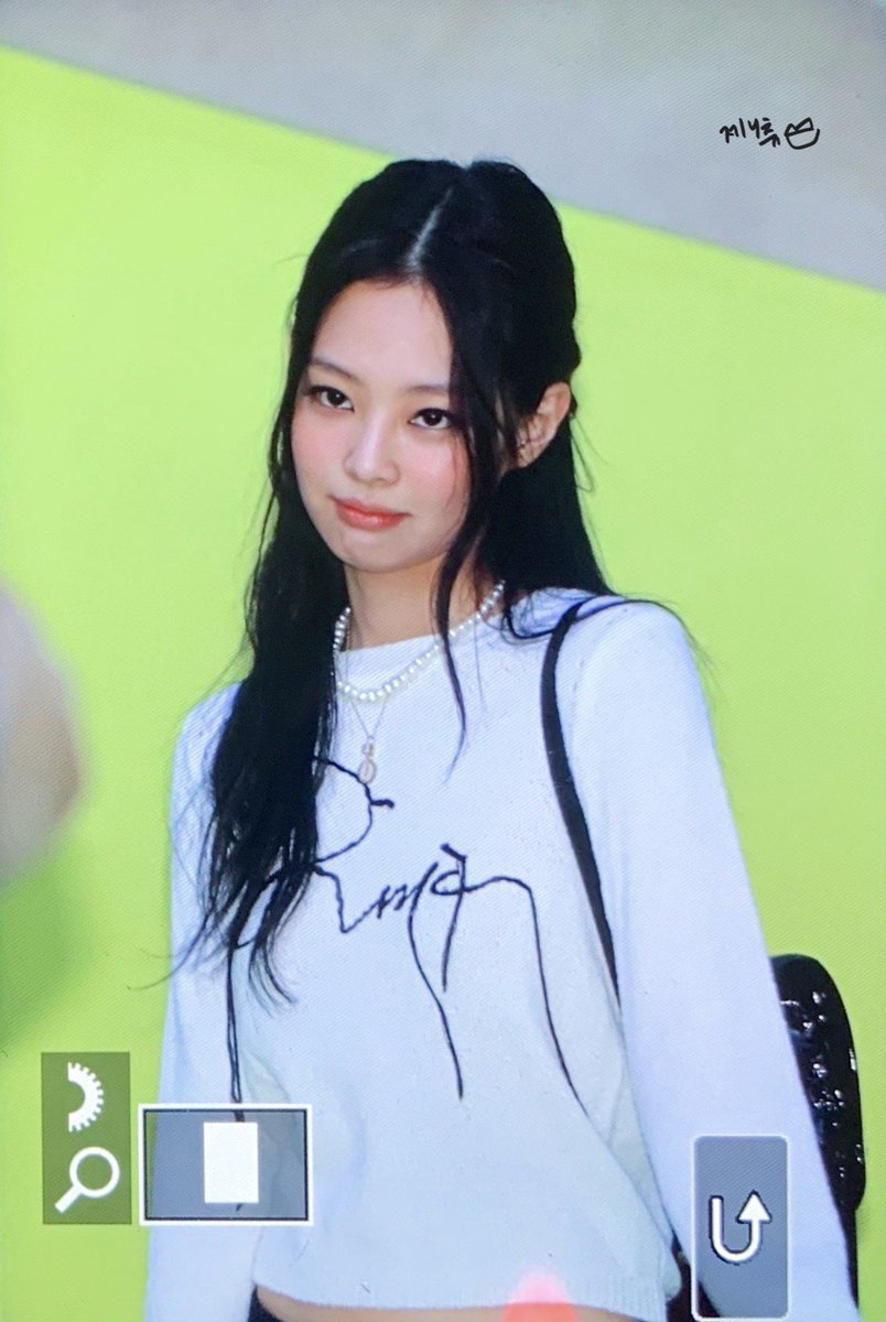 jnsource's tweet photo. jennie at the tamburins perfume exhibit https://t.co/r4iyDzQ32Q