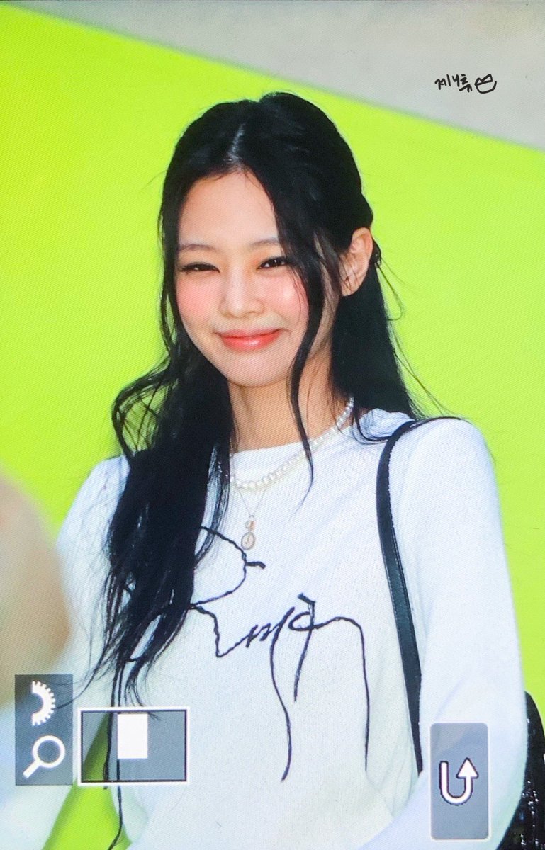 jnsource's tweet photo. jennie at the tamburins perfume exhibit https://t.co/r4iyDzQ32Q