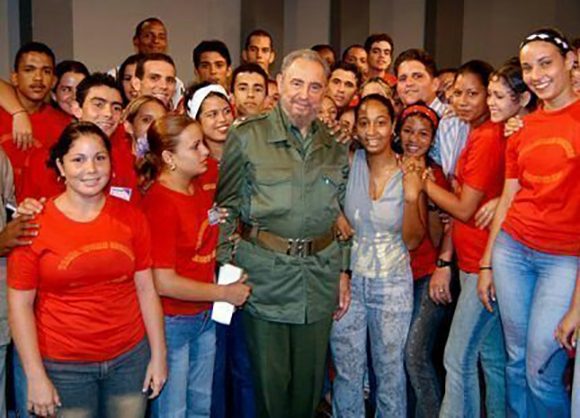 #FidelPorSiempre:“Yo sé que cuando un pueblo está unido como este y tiene fe y tiene hombres que no lo van a traicionar, es un pueblo invencible; y que a la Revolución nada ni nadie podrá vencerla”#CubaPorLaPaz #LatirAvileño <a href="/Emp_Avilmat/">Empresa Materiales de Construcción Ciego de Ávila</a>