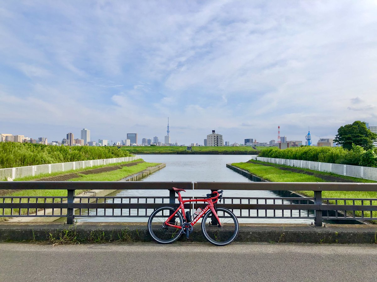 sasaz33's tweet photo. 荒サイを走り始めて約12年、今までずっと右岸しか走った事がありませんでした
今日は初の左岸ライドです
右岸よりもやや空いているかも
難点はセンターラインが無い事
逆走自転車が右岸よりも多かった。
#荒川サイクリングロード
#ロードバイク
#PINARELLO
#DogmaF10
#DuraAce
#Michelin
#GARMIN https://t.co/Ze35TfacSi