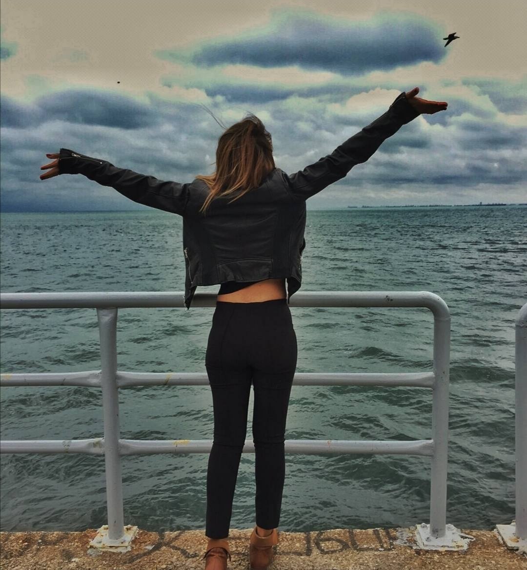 Belki üstümüzden bir kuş geçer