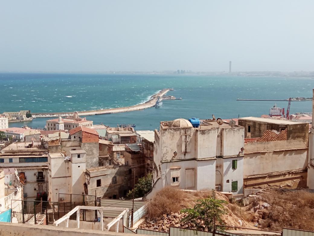 Une forte pensée ce matin aux détenus politiques grévistes de la faim transférés vers des prisons lointaines ! Pensée spéciale pour mon collègue Mohamed Mouloudj. Le lien avec cette photo de la Casbah en ruines ? La résistance.Le bleu de l'azur n'est jamais loin. #algerie