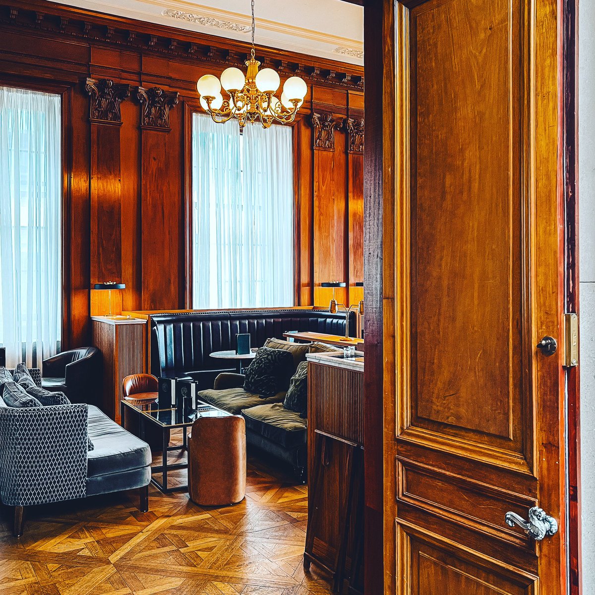 RegisterClub's tweet photo. We recently had the pleasure of welcoming @sparrowinlondon to The Register Club and we just LOVE the images he took of our stunning spaces and cocktails! ❤️ Have you visited yet?
#ChevalCollection #ChevalTheEdinburghGrand #theregisterclub #servicedapartments #originalfeatures https://t.co/hp19OXPntn