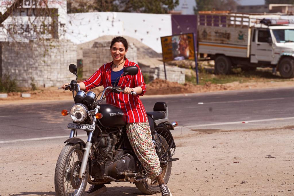 taran_adarsh's tweet photo. #NationalAward winning director #MadhurBhandarkar proves his versatility yet again with #BabliBouncer, produced by #StarStudios and #JungleePictures... Plus, a fine, confident performance by #TamannaahBhatia... Now streaming on #DisneyPlusHotstar. https://t.co/k1GTGPhyFB