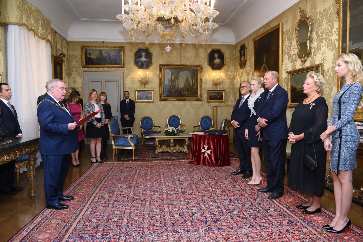 Conferimento del Collare del Sacro Militare Ordine Costantiniano di San Giorgio a S.E. Fra’ John Timothy Dunlap, Luogotenente di Gran Maestro del Sovrano Militare Ordine di Malta da parte di S.A.R. il Principe Carlo di Borbone delle Due Sicilie, Duca di Castro