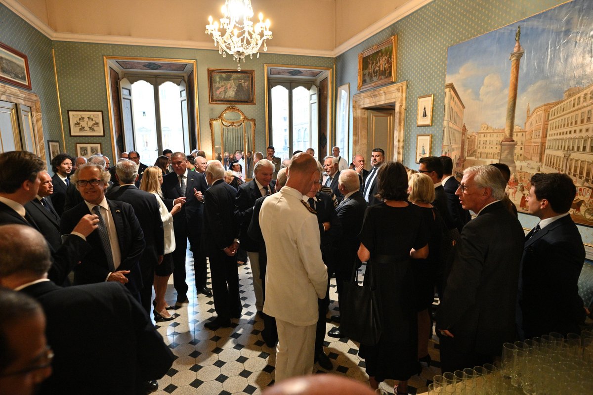 RealCasaBorbone's tweet photo. Il 14 settembre alle ore 19:00, si è tenuta la cerimonia di conferimento dei diplomi dell’Ordine Costantiniano presso Palazzo Ferrajoli a Roma, alla presenza di S.A.R. il Principe Carlo di Borbone delle Due Sicilie, Duca di Castro e Gran Maestro. https://t.co/XERTmDwL72