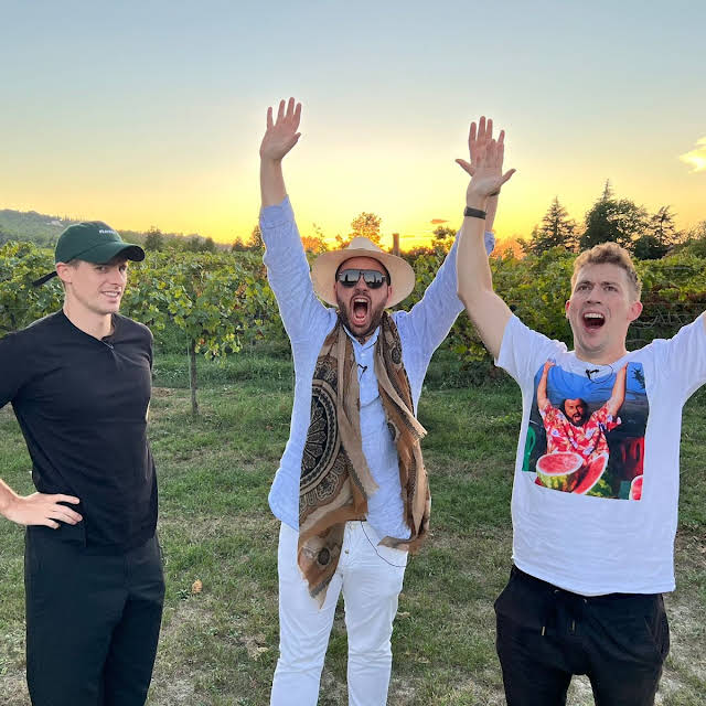 gingerluke's tweet photo. Looking for an Editor to come and work on the latest travel series we just shot! DM if you or anyone you know is up for spending there days laughing and editing! 

#Editor #YouTube #hiring https://t.co/3qBk0ff4Vq
