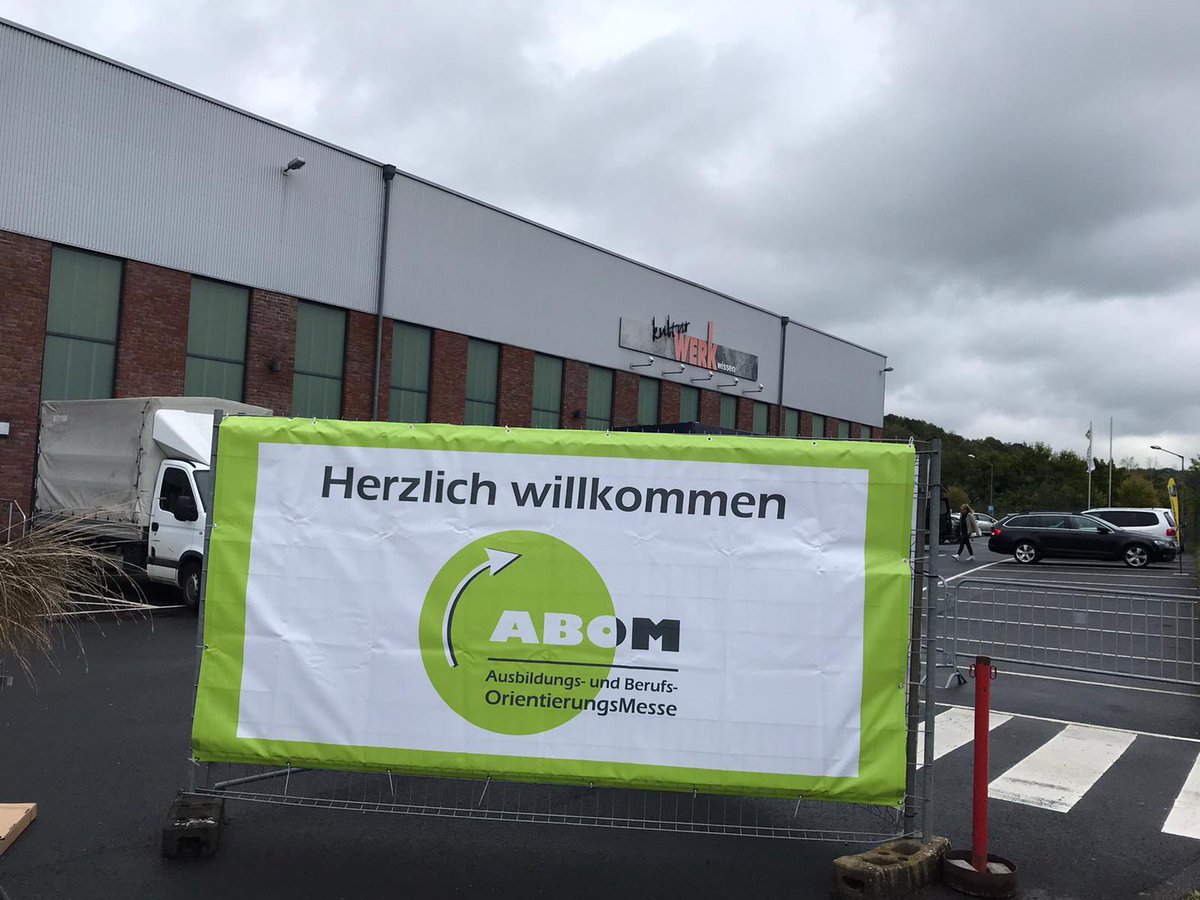 KristinaKutting's tweet photo. Die 12. #ABOM (Ausbildungs- und Berufsorientierungsmesse) endlich wieder live, endlich wieder echte Begegnungen und Austausch vor Ort!🗣️ Heute und morgen bietet die ABOM individuelle Beratungsmöglichkeiten von kompetenten Fachkräften vieler Branchen 🔛 Meet &amp; Greet your BOSS! https://t.co/VkIQrDJNqa