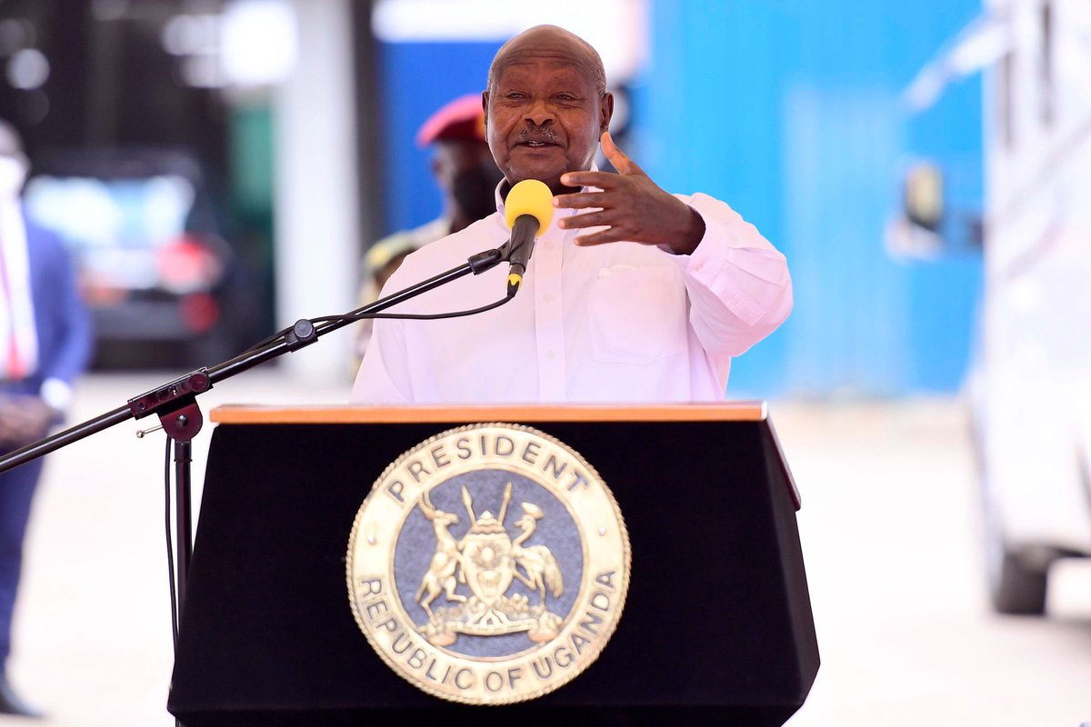 TotalEnergiesUG's tweet photo. President @KagutaMuseveni has encouraged #TotalEnergiesEPUganda, @CNOOCUgandaLtd &amp; Uganda's oil and Gas companies to go ahead with the #EACOP and refinery. 

📌The plan will be implemented according to schedule says the President. 

Uganda expects first Oil in 2025. https://t.co/DAqL5U5wtM