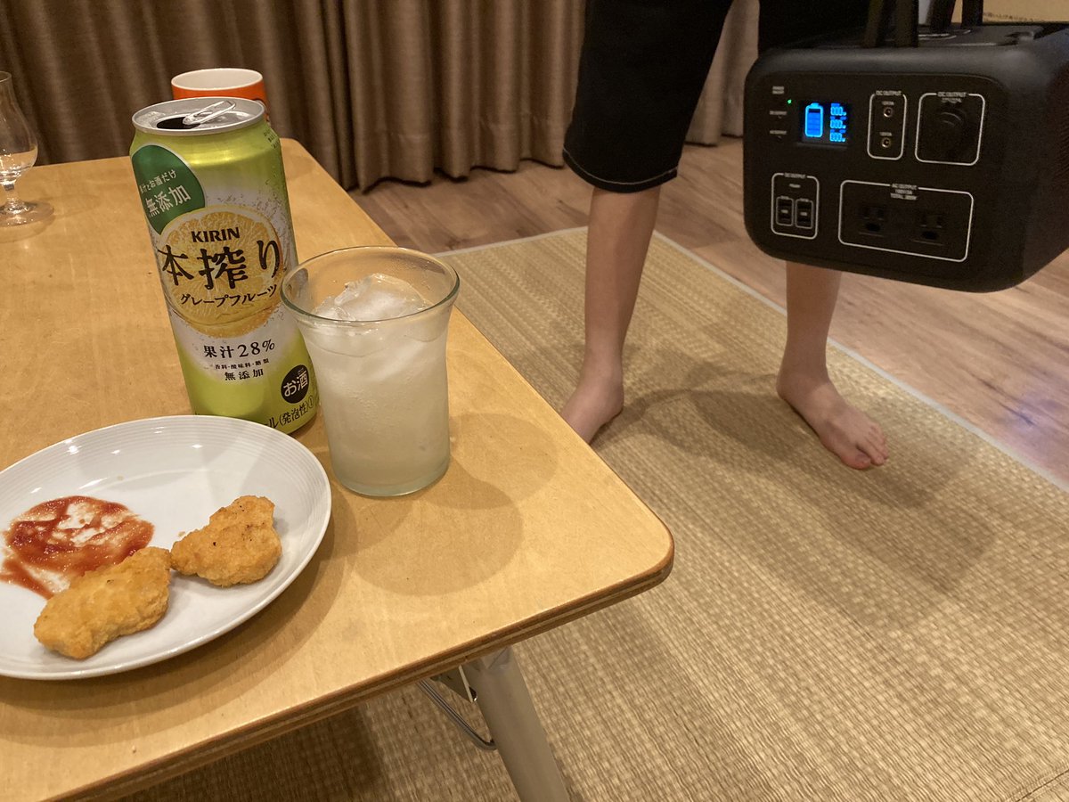 hijiki76's tweet photo. 息子くん誕生日、、、の晩酌。

#誕生日
#powerarq2
#晩酌
#防災
#ポータブル電源 https://t.co/S8Ony1EZG9