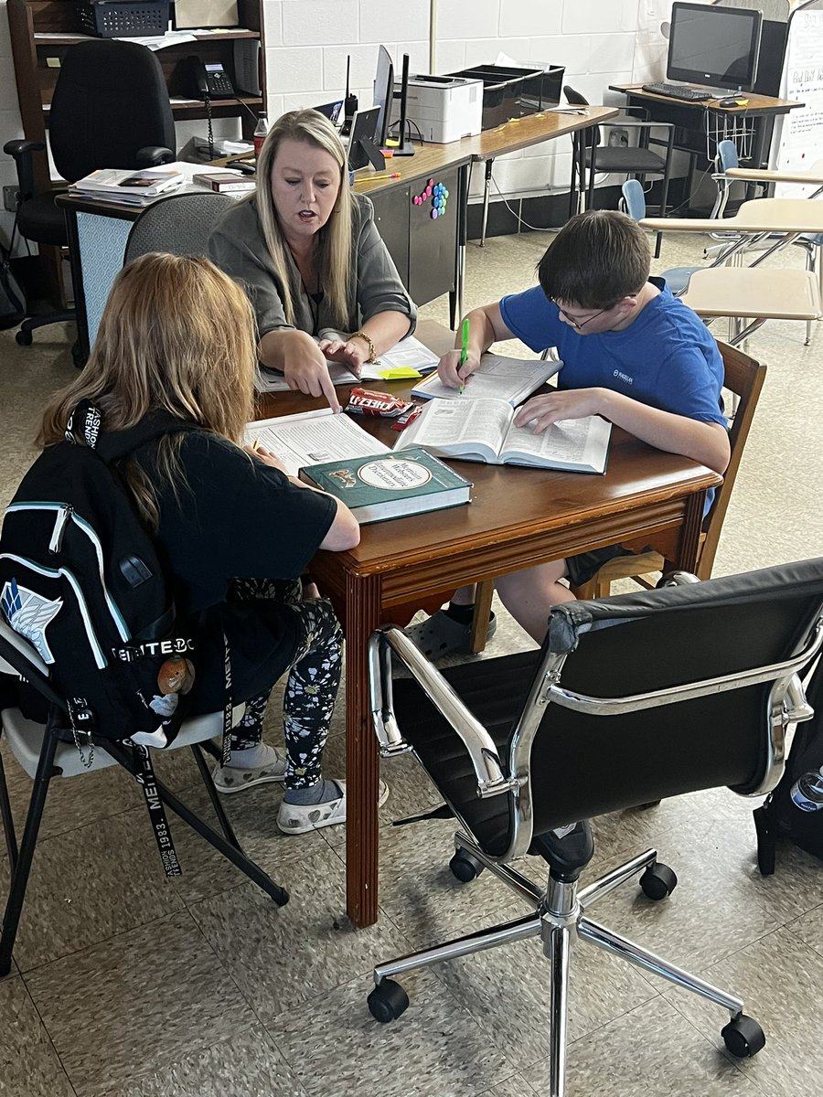 lisacoons10's tweet photo. Started our Monday morning with @WilsonK12Tn visiting middle school #TNaLLCorps for ELA & math. Students receive 3 hours a week to #accelerateTN learning before or after schools. Certified Ts deliver tutoring. Great work @amygullion ‼️ https://t.co/LDN9JpybMe