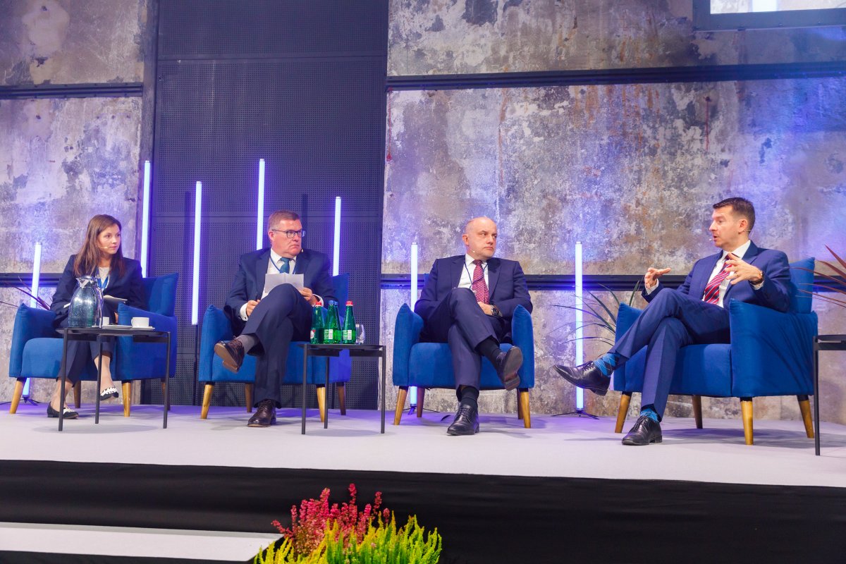 ICDS_Tallinn's tweet image. 🛡 More than 600 graduates of the Estonian National Defence Course (ENDC) have gathered today at Tallinn’s Creative Hub for a conference to discuss Estonian foreign and security policy and national defence. 🇪🇪 

📸 Arno Mikkor: flic.kr/s/aHBqjA8PFC

#ENDC #Riigikaitse