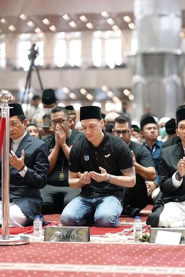 مسعود اوزيل 
لماذا لا تحصد هذه الصورة ملايين مثل صور ميسي و رونالدو 💔😭