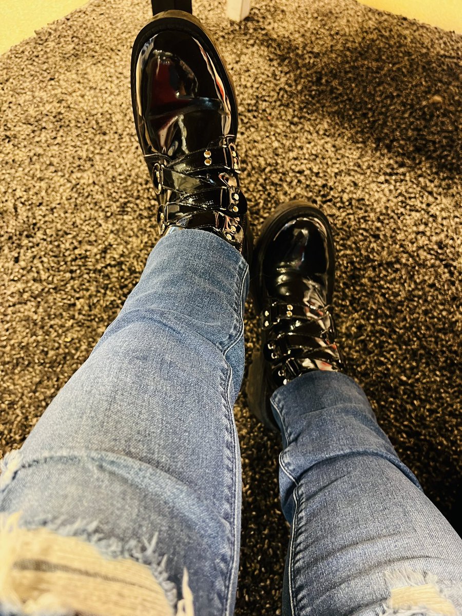 missfearleslie's tweet photo. – Les, que LIT están tus zapatos. Exclamó mi alumno 😍😍😍 #feelingyoung #feelinglit https://t.co/Zu80OW5TnC