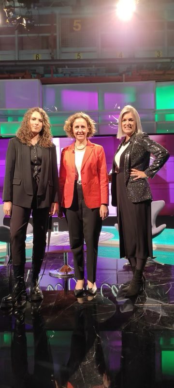 NObuljen's tweet photo. Emisija Art a la carte od sinoć svaku večer uživo na #HTV3
U prvoj emisiji s Anjom Cerar razgovarala sam o Nacionalnom planu za razvoj kulture i medija, objavljenom izvještaju o kulturnim politikama, potporama umjetnicima, ali i nezaobilaznoj temi potresa u HNK Split i Rijeka. https://t.co/DkbbRGklMC