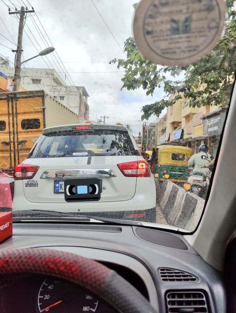 scopingformore's tweet photo. Horrible traffic on Devegowda road, only one traffic cop to handle an entire junction and she wasn't able to manage it. Recruit more traffic cops. Civilians were managing traffic at Sultanpalya junction @blrcitytraffic @rtnagartraffic @acpcentraltrf https://t.co/BDKYzmlVhR
