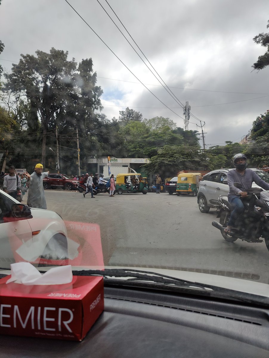 scopingformore's tweet photo. Horrible traffic on Devegowda road, only one traffic cop to handle an entire junction and she wasn't able to manage it. Recruit more traffic cops. Civilians were managing traffic at Sultanpalya junction @blrcitytraffic @rtnagartraffic @acpcentraltrf https://t.co/BDKYzmlVhR