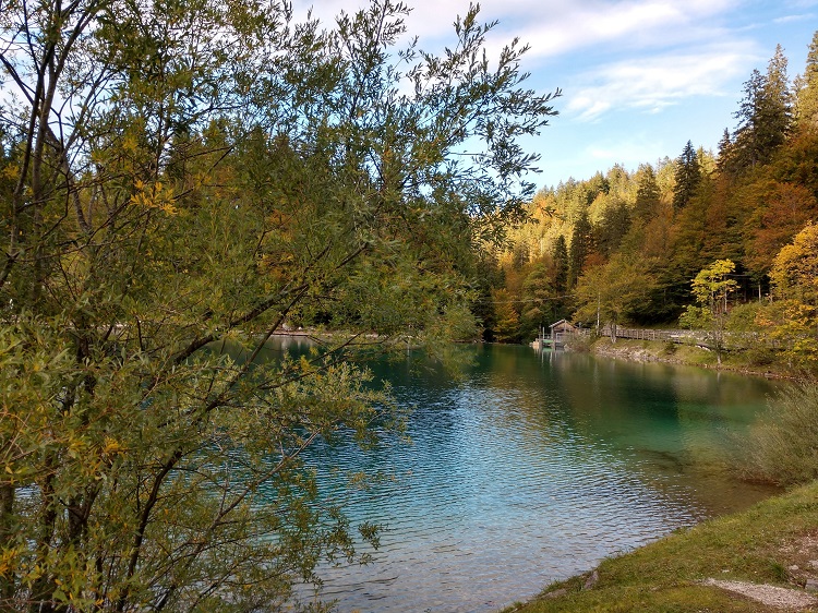 SonoitaliaInfo's tweet photo. Malerisch liegen die beiden bezaubernden #Laghi di #Fusine in einer Mulde in den Julischen Alpen. Die Seen sind einer der schönsten Orte der Region #Friaul-Julisch Venetien. Erreicht haben wir sie von #Tarvis mit dem MTB.👉https://t.co/5dr0ypBhtk @FVGlive @IlTarvisiano @CiaoNico https://t.co/nMvcBGGYTj