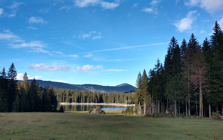 SonoitaliaInfo's tweet photo. Malerisch liegen die beiden bezaubernden #Laghi di #Fusine in einer Mulde in den Julischen Alpen. Die Seen sind einer der schönsten Orte der Region #Friaul-Julisch Venetien. Erreicht haben wir sie von #Tarvis mit dem MTB.👉https://t.co/5dr0ypBhtk @FVGlive @IlTarvisiano @CiaoNico https://t.co/nMvcBGGYTj