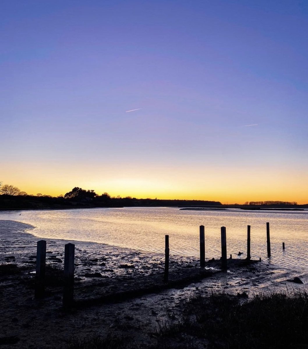 AldeOreTrust's tweet photo. Clear skies along the Alde and Ore estuary at Iken. (📷 credit @TonyPickPhoto).
•
#iken #sosestuary #aldeandoreestuary #floodaware #riverdefences #charity #suffolk https://t.co/JHDzJo5dVt
