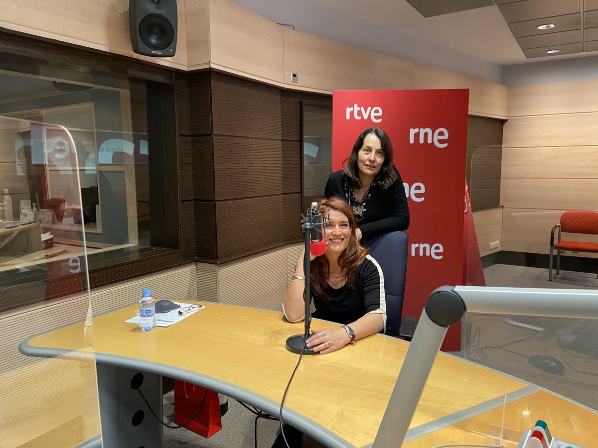 Eva Ortega-Paino (@EvaOrtegaPaino) on Twitter photo 2022-09-27 06:21:45 Vuelta a @ree_rne 🎙 después del 🏖. Mi 4a temporada 😮 en #CientificosExterior de #PuntoEnlace entrevistando a @paufergu de @CED_SFD 👏🏼👏🏼. Cuánto se aprende de nuestros miembros de @raicex_es. Gracias @rtve por dar espacio a la ciencia 🧫 Vuelta a @ree_rne 🎙 después del 🏖. Mi 4a temporada 😮 en #CientificosExterior de #PuntoEnlace entrevistando a @paufergu de @CED_SFD 👏🏼👏🏼. Cuánto se aprende de nuestros miembros de @raicex_es. Gracias @rtve por dar espacio a la ciencia 🧫