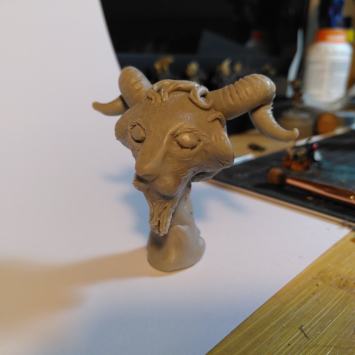 Trixytweets's tweet photo. Mit etwas wie Knete eine Dämonenziege oder so erstellt. Ich mag ihn sehr gerne.
#clay #Knete #Demon #Ziege #sculpture https://t.co/5TdKTRZs1C