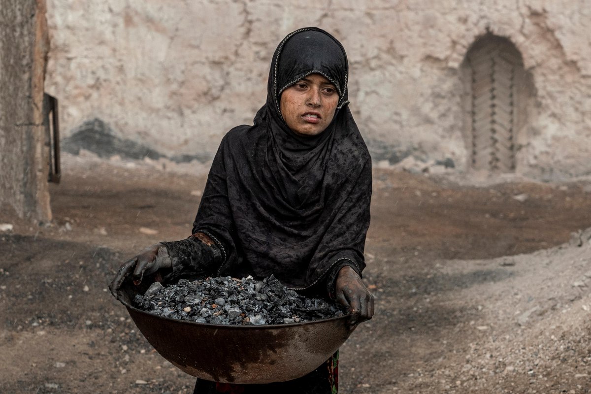 AJEnglish's tweet image. Poverty in Afghanistan is pushing children to work at brick kilns to keep food on the table.

— in pictures aje.io/qzjcjk