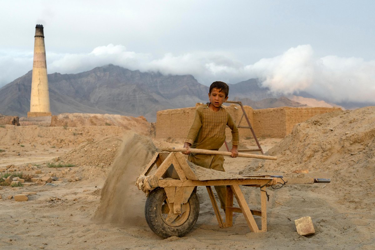 AJEnglish's tweet image. Poverty in Afghanistan is pushing children to work at brick kilns to keep food on the table.

— in pictures aje.io/qzjcjk